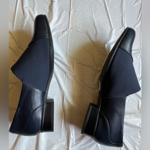 Clark’s Collection Ultimate Comfort, 8 Wide, Navy Leather, excellent condition. - Picture 2 of 3